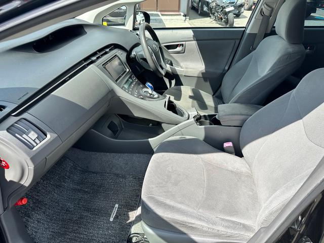 プリウス Ｓ　純正ＨＤＤナビ　フルセグ　Ｂｌｕｅｔｏｏｔｈ　ＤＶＤ再生　ＣＤ　バックカメラ　ＥＴＣ　社外１７インチアルミ　車高調　マフラーカッター　ＨＩＤヘッドライト　ＨＩＤフォグ　スマートキー　プッシュスタート（13枚目）