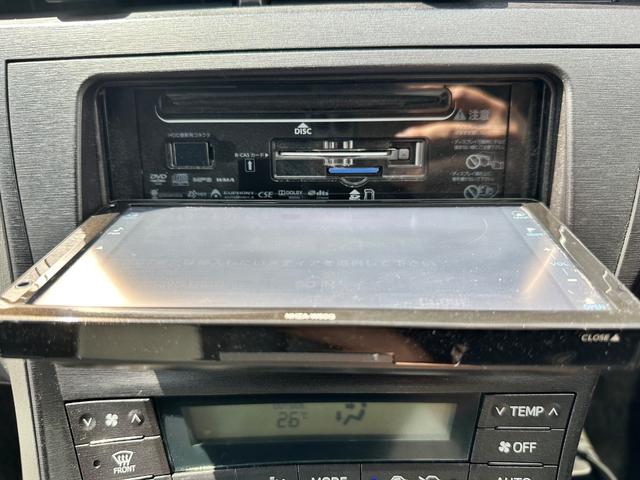 プリウス Ｓ　純正ＨＤＤナビ　フルセグ　Ｂｌｕｅｔｏｏｔｈ　ＤＶＤ再生　ＣＤ　バックカメラ　ＥＴＣ　社外１７インチアルミ　車高調　マフラーカッター　ＨＩＤヘッドライト　ＨＩＤフォグ　スマートキー　プッシュスタート（22枚目）