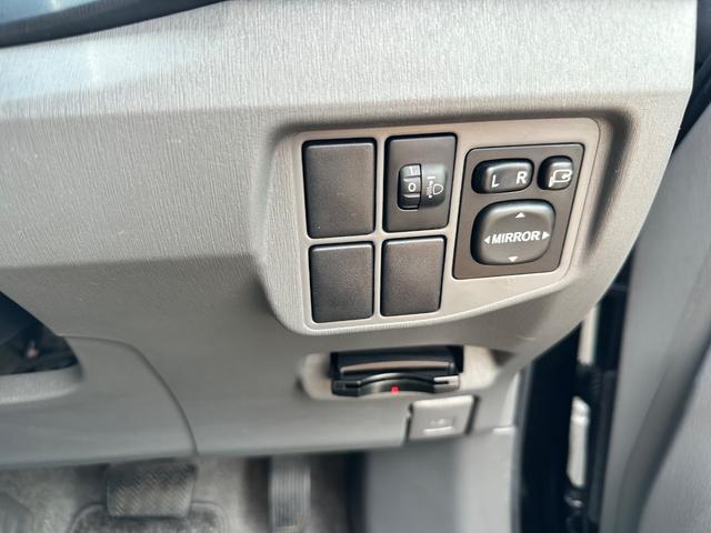 プリウス Ｓ　純正ＨＤＤナビ　フルセグ　Ｂｌｕｅｔｏｏｔｈ　ＤＶＤ再生　ＣＤ　バックカメラ　ＥＴＣ　社外１７インチアルミ　車高調　マフラーカッター　ＨＩＤヘッドライト　ＨＩＤフォグ　スマートキー　プッシュスタート（24枚目）