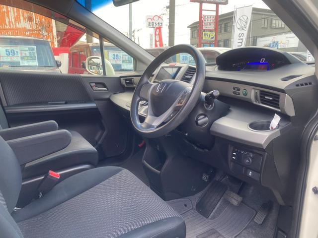 フリードハイブリッド ジャストセレクション パワースライドドア SDナビ フルセグ Bluetooth DVD再生 CD スマートキー HIDヘッドライト 社外15インチアルミ(12枚目)