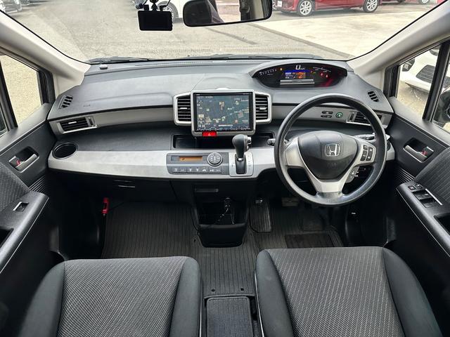 フリードハイブリッド ジャストセレクション　９インチナビ　フルセグ　ＤＶＤ　ＣＤ　バックカメラ　パワースライドドア　社外１５インチアルミ　ＨＩＤヘッドライト　スマートキー　ドラレコ　ＥＴＣ（11枚目）