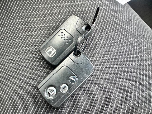 フリードハイブリッド ジャストセレクション　９インチナビ　フルセグ　ＤＶＤ　ＣＤ　バックカメラ　パワースライドドア　社外１５インチアルミ　ＨＩＤヘッドライト　スマートキー　ドラレコ　ＥＴＣ（22枚目）