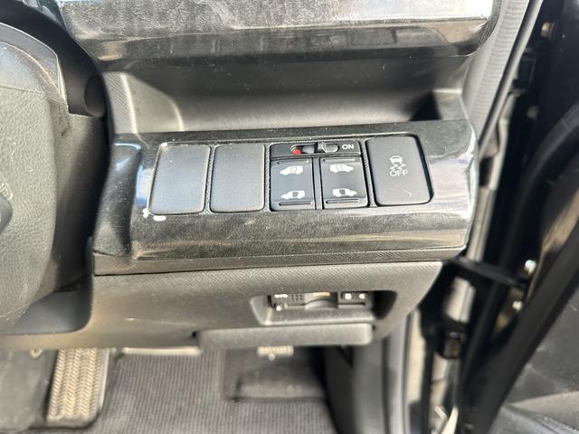 ステップワゴンスパーダ Ｚ　両側パワースライドドア　ＳＤナビ　フルセグ　ＣＤ　フリップダウンモニター　ＥＴＣ　バックカメラ　純正アルミ　ＨＩＤヘッドライト　フォグ（21枚目）