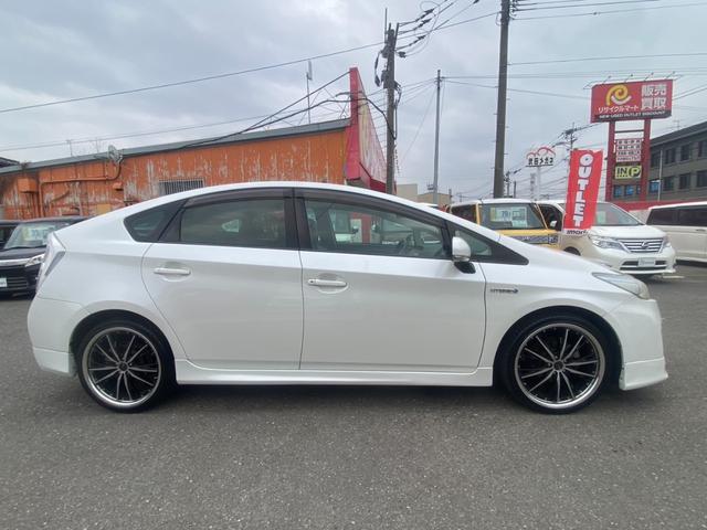 プリウス Ｓ　サンルーフ／純正ナビ／ワンセグ／ＤＶＤ再生／バックモニター／レザー調シートカバー／プッシュスタート／アイドリングストップ／スマートキー／社外１９インチＡＷ／盗難防止装置（7枚目）