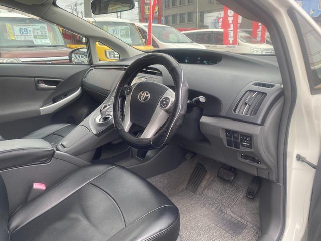 プリウス Ｓ　サンルーフ／純正ナビ／ワンセグ／ＤＶＤ再生／バックモニター／レザー調シートカバー／プッシュスタート／アイドリングストップ／スマートキー／社外１９インチＡＷ／盗難防止装置（12枚目）