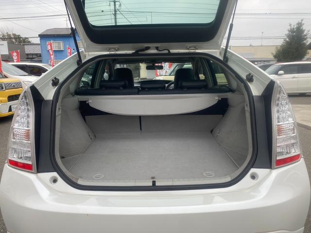 プリウス Ｓ　サンルーフ／純正ナビ／ワンセグ／ＤＶＤ再生／バックモニター／レザー調シートカバー／プッシュスタート／アイドリングストップ／スマートキー／社外１９インチＡＷ／盗難防止装置（16枚目）