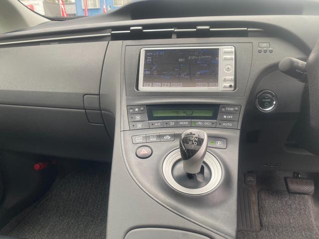 プリウス Ｓ　サンルーフ／純正ナビ／ワンセグ／ＤＶＤ再生／バックモニター／レザー調シートカバー／プッシュスタート／アイドリングストップ／スマートキー／社外１９インチＡＷ／盗難防止装置（21枚目）