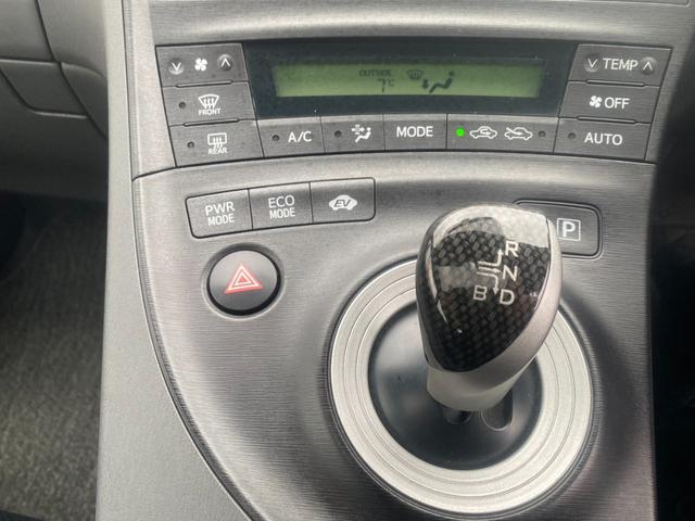 プリウス Ｓ　サンルーフ／純正ナビ／ワンセグ／ＤＶＤ再生／バックモニター／レザー調シートカバー／プッシュスタート／アイドリングストップ／スマートキー／社外１９インチＡＷ／盗難防止装置（27枚目）