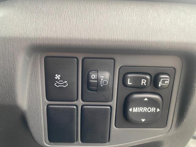 プリウス Ｓ　サンルーフ／純正ナビ／ワンセグ／ＤＶＤ再生／バックモニター／レザー調シートカバー／プッシュスタート／アイドリングストップ／スマートキー／社外１９インチＡＷ／盗難防止装置（29枚目）