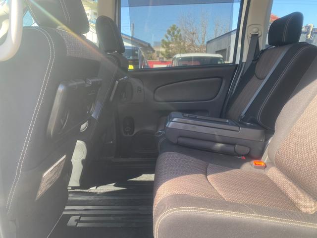 セレナ ハイウェイスターＳ－ＨＶアドバンスドセーフティパック　純正ナビ／フルセグ／Ｂｌｕｅｔｏｏｔｈ／バックモニター／全方位モニター／後席モニター／両側電動スライドドア／ＨＩＤヘッドライト／フロントフォグランプ／１７インチ社外ＡＷ／障害物ソナー／衝突被害軽減（14枚目）