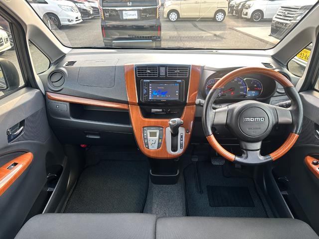 ムーヴ カスタム　Ｘ　ＤＶＤ再生　ＣＤ　ＨＩＤヘッドライト　フォグ　アイドリングストップ　プッシュスタート　スマートキー　純正アルミ　ウッド調パネル　ＭＯＭＯハンドル（11枚目）