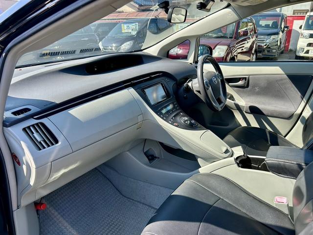 プリウス Ｇ　純正ナビ　フルセグ　Ｂｌｕｅｔｏｏｔｈ対応　バックカメラ　ビルトインＥＴＣ　クルーズコントロール　社外エアロ　オートライト　フォグ　スマートキー　プッシュスタート　プライバシーガラスセキュリティ（12枚目）