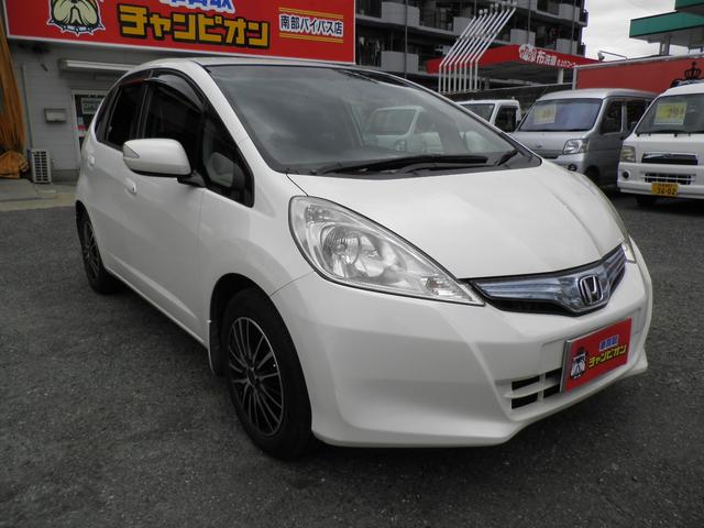 フィットハイブリッド スマートセレクション　バックカメラ　ナビ　ＴＶ　Ｂｌｕｅｔｏｏｔｈ接続　ＣＤ　ＤＶＤ　社外アルミホイール　オートライト　スマートキー　キーレスエントリー　電動格納ミラー　衝突安全ボディ　盗難防止システム（4枚目）