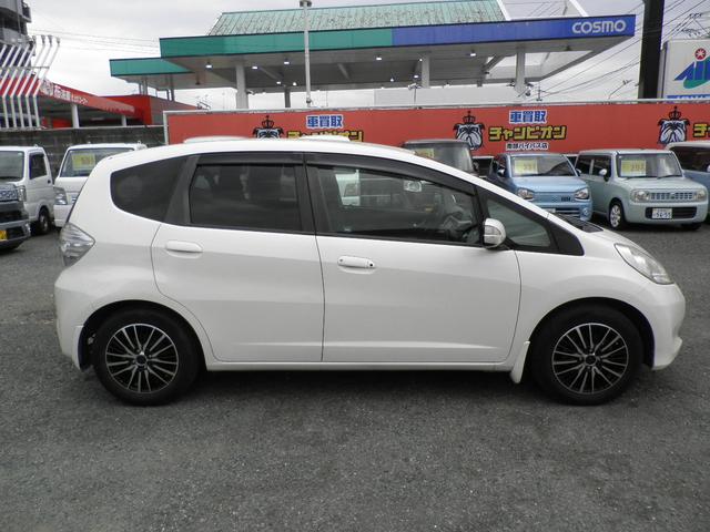 フィットハイブリッド スマートセレクション　バックカメラ　ナビ　ＴＶ　Ｂｌｕｅｔｏｏｔｈ接続　ＣＤ　ＤＶＤ　社外アルミホイール　オートライト　スマートキー　キーレスエントリー　電動格納ミラー　衝突安全ボディ　盗難防止システム（5枚目）