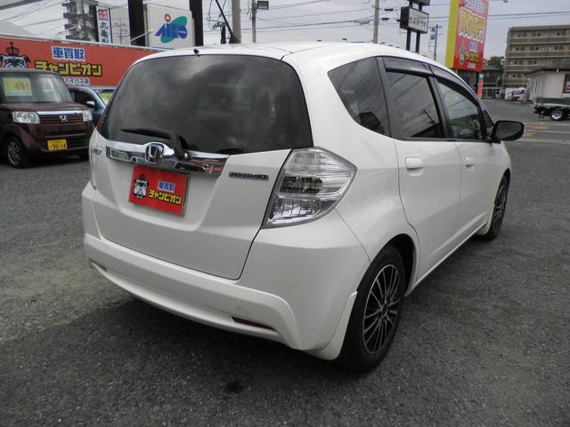 フィットハイブリッド スマートセレクション　バックカメラ　ナビ　ＴＶ　Ｂｌｕｅｔｏｏｔｈ接続　ＣＤ　ＤＶＤ　社外アルミホイール　オートライト　スマートキー　キーレスエントリー　電動格納ミラー　衝突安全ボディ　盗難防止システム（6枚目）