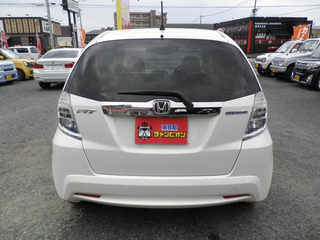 フィットハイブリッド スマートセレクション　バックカメラ　ナビ　ＴＶ　Ｂｌｕｅｔｏｏｔｈ接続　ＣＤ　ＤＶＤ　社外アルミホイール　オートライト　スマートキー　キーレスエントリー　電動格納ミラー　衝突安全ボディ　盗難防止システム（7枚目）