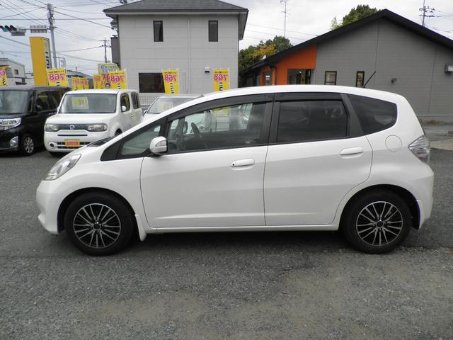 フィットハイブリッド スマートセレクション　バックカメラ　ナビ　ＴＶ　Ｂｌｕｅｔｏｏｔｈ接続　ＣＤ　ＤＶＤ　社外アルミホイール　オートライト　スマートキー　キーレスエントリー　電動格納ミラー　衝突安全ボディ　盗難防止システム（9枚目）