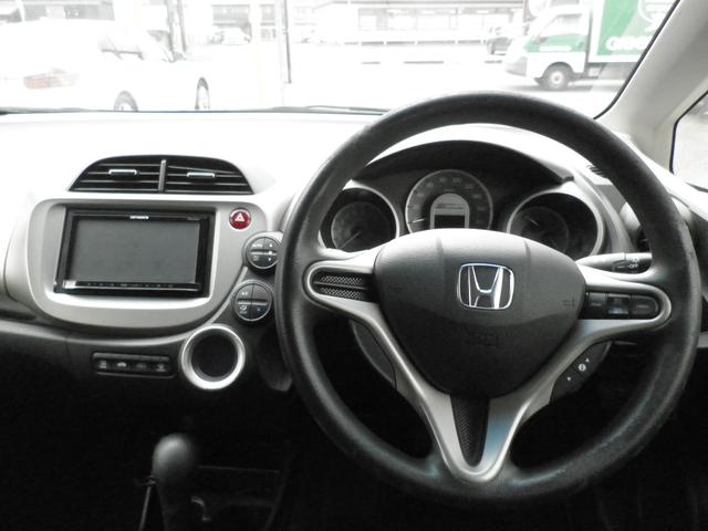 フィットハイブリッド スマートセレクション　バックカメラ　ナビ　ＴＶ　Ｂｌｕｅｔｏｏｔｈ接続　ＣＤ　ＤＶＤ　社外アルミホイール　オートライト　スマートキー　キーレスエントリー　電動格納ミラー　衝突安全ボディ　盗難防止システム（12枚目）
