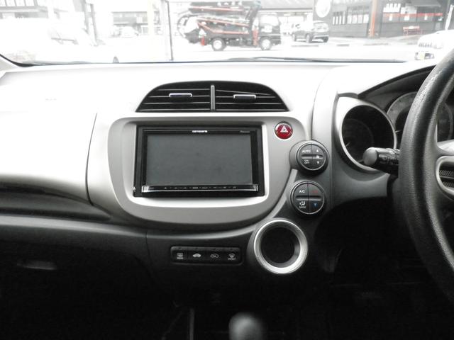 フィットハイブリッド スマートセレクション　バックカメラ　ナビ　ＴＶ　Ｂｌｕｅｔｏｏｔｈ接続　ＣＤ　ＤＶＤ　社外アルミホイール　オートライト　スマートキー　キーレスエントリー　電動格納ミラー　衝突安全ボディ　盗難防止システム（13枚目）