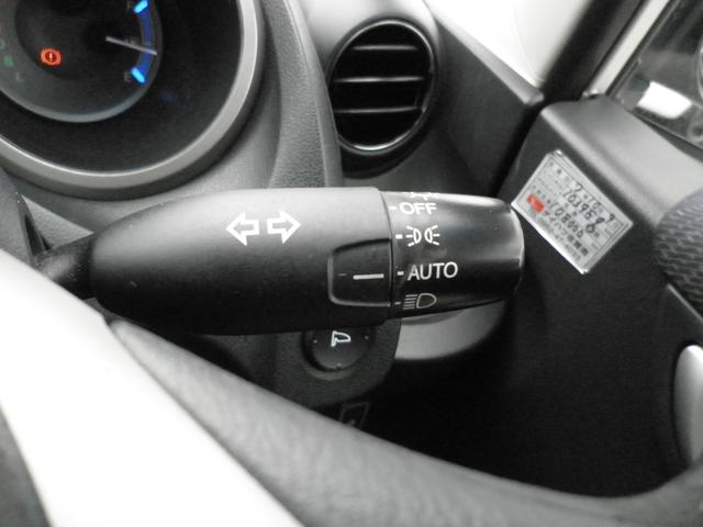 フィットハイブリッド スマートセレクション　バックカメラ　ナビ　ＴＶ　Ｂｌｕｅｔｏｏｔｈ接続　ＣＤ　ＤＶＤ　社外アルミホイール　オートライト　スマートキー　キーレスエントリー　電動格納ミラー　衝突安全ボディ　盗難防止システム（26枚目）