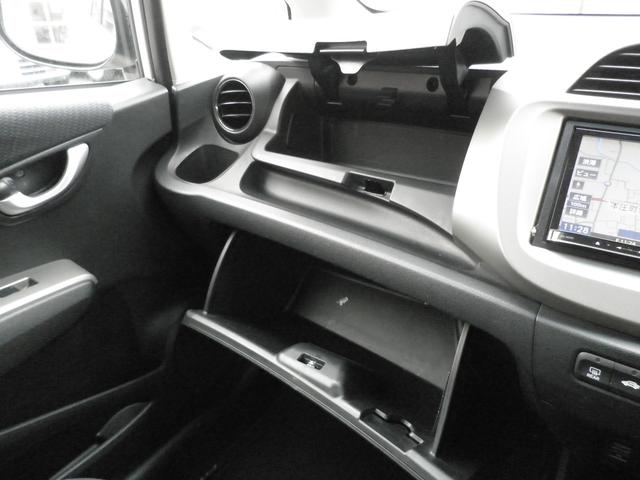 フィットハイブリッド スマートセレクション　バックカメラ　ナビ　ＴＶ　Ｂｌｕｅｔｏｏｔｈ接続　ＣＤ　ＤＶＤ　社外アルミホイール　オートライト　スマートキー　キーレスエントリー　電動格納ミラー　衝突安全ボディ　盗難防止システム（27枚目）