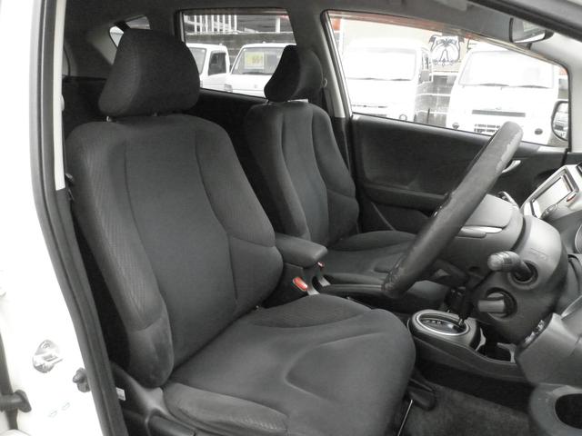 フィットハイブリッド スマートセレクション　バックカメラ　ナビ　ＴＶ　Ｂｌｕｅｔｏｏｔｈ接続　ＣＤ　ＤＶＤ　社外アルミホイール　オートライト　スマートキー　キーレスエントリー　電動格納ミラー　衝突安全ボディ　盗難防止システム（29枚目）