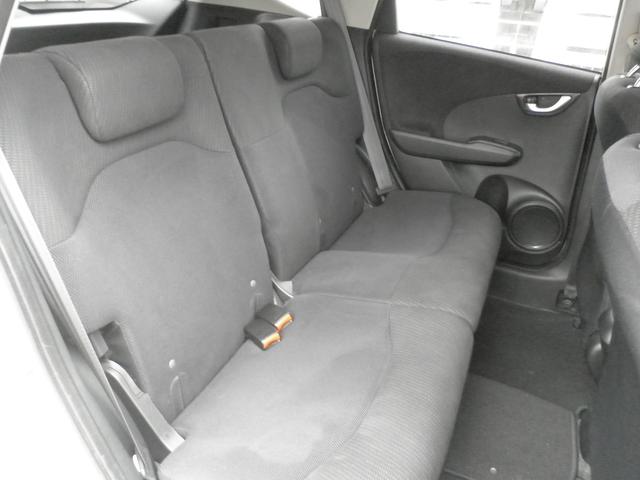 フィットハイブリッド スマートセレクション　バックカメラ　ナビ　ＴＶ　Ｂｌｕｅｔｏｏｔｈ接続　ＣＤ　ＤＶＤ　社外アルミホイール　オートライト　スマートキー　キーレスエントリー　電動格納ミラー　衝突安全ボディ　盗難防止システム（30枚目）