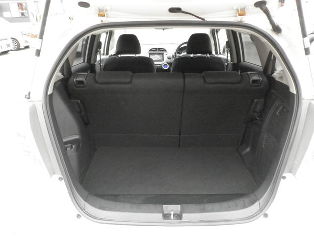 フィットハイブリッド スマートセレクション　バックカメラ　ナビ　ＴＶ　Ｂｌｕｅｔｏｏｔｈ接続　ＣＤ　ＤＶＤ　社外アルミホイール　オートライト　スマートキー　キーレスエントリー　電動格納ミラー　衝突安全ボディ　盗難防止システム（31枚目）