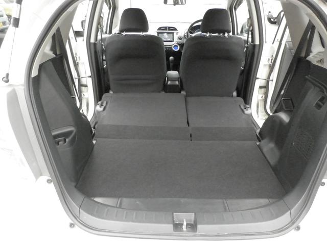 フィットハイブリッド スマートセレクション　バックカメラ　ナビ　ＴＶ　Ｂｌｕｅｔｏｏｔｈ接続　ＣＤ　ＤＶＤ　社外アルミホイール　オートライト　スマートキー　キーレスエントリー　電動格納ミラー　衝突安全ボディ　盗難防止システム（32枚目）