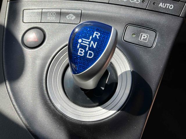 プリウス Ｓ　ＥＴＣ　バックカメラ　ナビ　ＴＶ　アルミホイール　オートライト　ＣＶＴ　スマートキー　アイドリングストップ　電動格納ミラー　盗難防止システム　ＣＤ　ＤＶＤ再生　ミュージックプレイヤー接続可（8枚目）