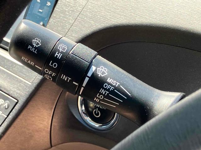 プリウス Ｓ　ＥＴＣ　バックカメラ　ナビ　ＴＶ　アルミホイール　オートライト　ＣＶＴ　スマートキー　アイドリングストップ　電動格納ミラー　盗難防止システム　ＣＤ　ＤＶＤ再生　ミュージックプレイヤー接続可（40枚目）