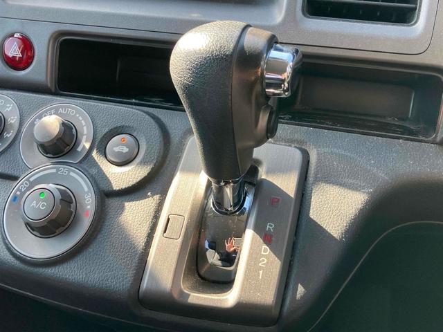 クロスロード 　４ＷＤ　ＥＴＣ　ナビ　ＴＶ　オートライト　スマートキー　ＡＴ　盗難防止システム　衝突安全ボディ　ＣＤ　ＤＶＤ再生　Ｂｌｕｅｔｏｏｔｈ　ＡＢＳ　エアコン　パワーステアリング　パワーウィンドウ（8枚目）