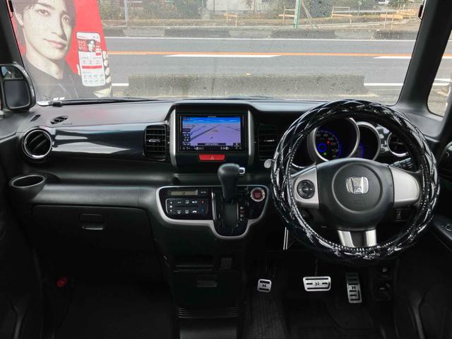 Ｎ－ＢＯＸカスタム Ｇ・Ｌパッケージ　バックカメラ　両側スライド・片側電動　ナビ　ＴＶ　オートライト　ＨＩＤ　スマートキー　アイドリングストップ　電動格納ミラー　ベンチシート　ＣＶＴ　盗難防止システム　ＡＢＳ　ＥＳＣ　ＣＤ　ＤＶＤ再生（2枚目）