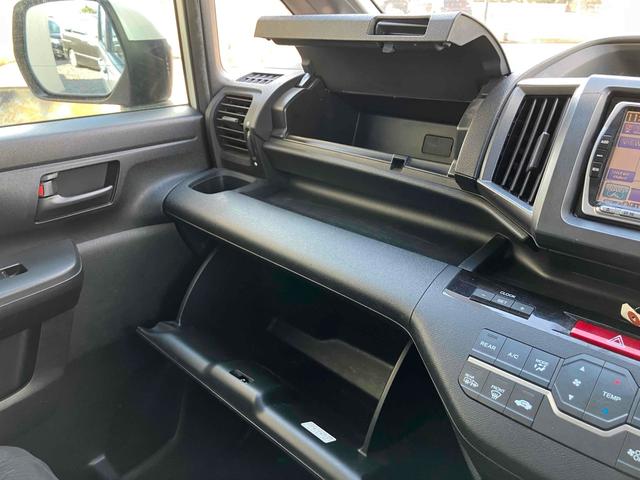 ステップワゴンスパーダ Ｚ　ＥＴＣ　バックカメラ　ナビ　ＴＶ　両側電動スライドドア　ＨＩＤ　スマートキー　電動格納ミラー　３列シート　フルフラット　ＣＶＴ　アルミホイール　ＣＤ　ＤＶＤ再生　ＵＳＢ　Ｂｌｕｅｔｏｏｔｈ（34枚目）