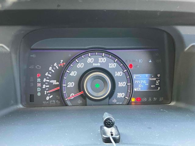 ステップワゴンスパーダ Ｚ　ＥＴＣ　バックカメラ　ナビ　ＴＶ　両側電動スライドドア　ＨＩＤ　スマートキー　電動格納ミラー　３列シート　フルフラット　ＣＶＴ　アルミホイール　ＣＤ　ＤＶＤ再生　ＵＳＢ　Ｂｌｕｅｔｏｏｔｈ（41枚目）