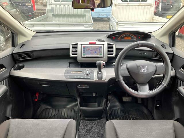 フリード Ｇ　ハイウェイエディション　ＥＴＣ　バックカメラ　ナビ　ＴＶ　両側スライド・片側電動　ＨＩＤ　キーレスエントリー　電動格納ミラー　３列シート　ＣＶＴ　アルミホイール　ＣＤ　衝突安全ボディ　ＡＢＳ　エアコン　パワーステアリング（2枚目）