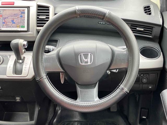 フリード Ｇ　ハイウェイエディション　ＥＴＣ　バックカメラ　ナビ　ＴＶ　両側スライド・片側電動　ＨＩＤ　キーレスエントリー　電動格納ミラー　３列シート　ＣＶＴ　アルミホイール　ＣＤ　衝突安全ボディ　ＡＢＳ　エアコン　パワーステアリング（3枚目）