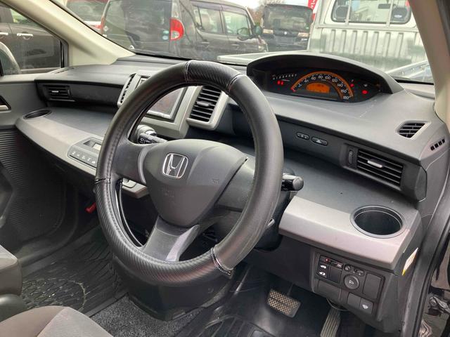 フリード Ｇ　ハイウェイエディション　ＥＴＣ　バックカメラ　ナビ　ＴＶ　両側スライド・片側電動　ＨＩＤ　キーレスエントリー　電動格納ミラー　３列シート　ＣＶＴ　アルミホイール　ＣＤ　衝突安全ボディ　ＡＢＳ　エアコン　パワーステアリング（45枚目）