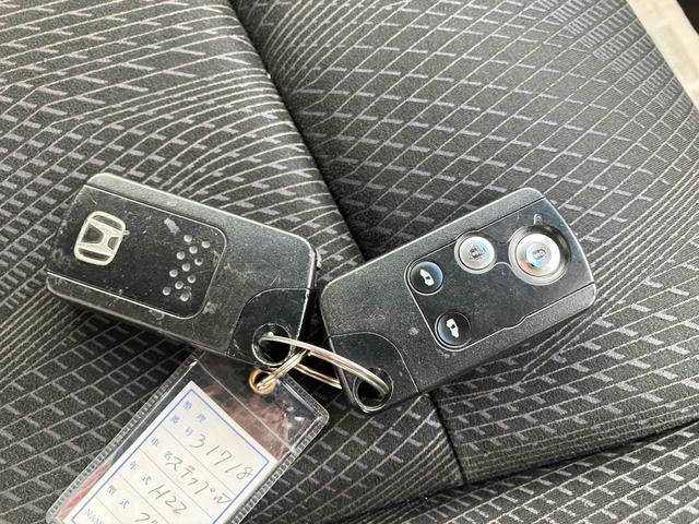 ステップワゴンスパーダ Ｚ　ＥＴＣ　バックカメラ　ナビ　ＴＶ　両側電動スライドドア　ＨＩＤ　スマートキー　電動格納ミラー　後席モニター　３列シート　ＣＶＴ　アルミホイール　ＣＤ　ＤＶＤ再生　盗難防止システム　衝突安全ボディ（11枚目）