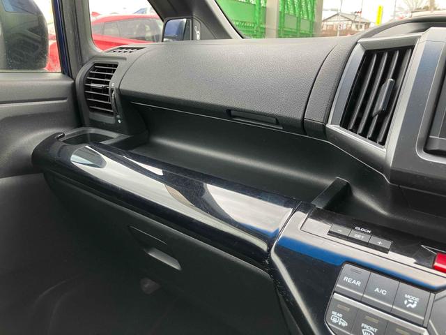 ステップワゴンスパーダ Ｚ　ＥＴＣ　バックカメラ　ナビ　ＴＶ　両側電動スライドドア　ＨＩＤ　スマートキー　電動格納ミラー　後席モニター　３列シート　ＣＶＴ　アルミホイール　ＣＤ　ＤＶＤ再生　盗難防止システム　衝突安全ボディ（33枚目）