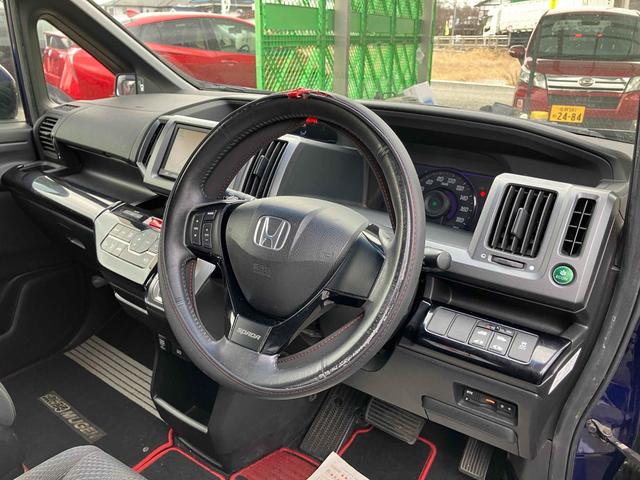 ステップワゴンスパーダ Ｚ　ＥＴＣ　バックカメラ　ナビ　ＴＶ　両側電動スライドドア　ＨＩＤ　スマートキー　電動格納ミラー　後席モニター　３列シート　ＣＶＴ　アルミホイール　ＣＤ　ＤＶＤ再生　盗難防止システム　衝突安全ボディ（50枚目）