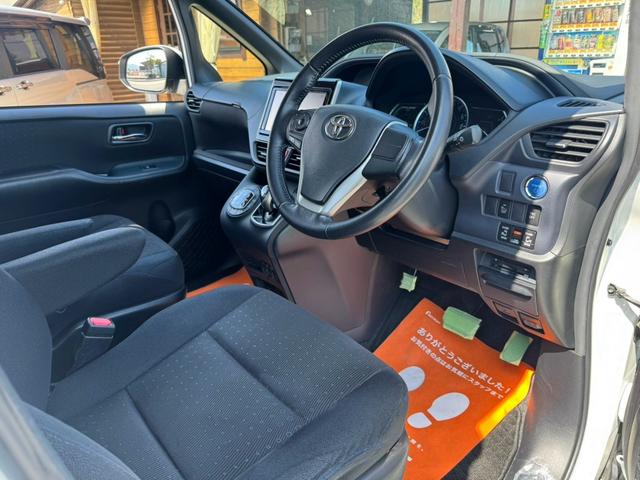 ヴォクシー ハイブリッドＶ　純正９インチＳＤナビ　Ｂｌｕｅｔｏｏｔｈ　フルセグ走行中可　ＤＶＤ再生　後部席モニター　バックカメラ　両側電動スライドドア　ＬＥＤライト　フォグ　シートヒーター　置くだけ充電　クルーズコントロール（9枚目）