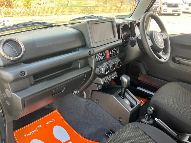 ジムニー ＸＣ　スズキセイフティサポート　禁煙車　ダウンヒルコントロール　オートクルーズ　シートヒーター　レーンアラート　オートハイビーム　ライトウォッシャー　コーナーセンサー　スペアキー有　新車保証書（12枚目）