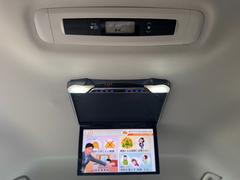 お子様には必需品！！リアモニター付き車です★お気に入りのＤＶＤやテレビを見たり、後部座席の方も飽きることなくロングドライブが楽しめます！（＾＾）！　付いていると嬉しい装備の１つですね♪♪ 2