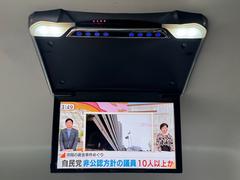 お子様には必需品！！リアモニター付き車です★お気に入りのＤＶＤやテレビを見たり、後部座席の方も飽きることなくロングドライブが楽しめます！（＾＾）！　付いていると嬉しい装備の１つですね♪♪ 3
