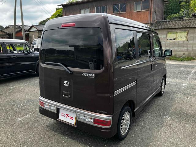 アトレーワゴン カスタムターボＲ　両側スライドドア　キーレスエントリー　電動格納ミラー　ベンチシート　ターボ　ＡＴ　盗難防止システム　ＡＢＳ　ＣＤ　アルミホイール　衝突安全ボディ　エアコン　パワーステアリング　パワーウィンドウ（17枚目）