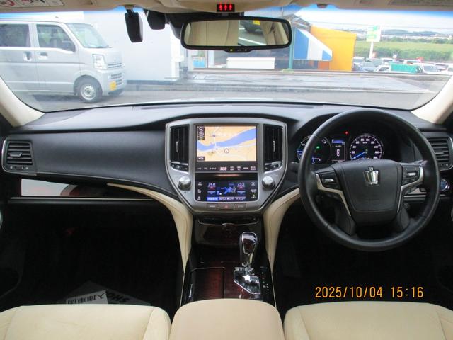 クラウンハイブリッド ロイヤルサルーン　ワンオーナー車　スペアキー　禁煙車　ＥＴＣ　ＣＤ、ＤＶＤ　電格ミラー　プッシュスタート　オートハイビーム　ステアリングリモコン　フルセグＴＶ　バックカメラ　パワーシート　ラゲージトレイ（13枚目）
