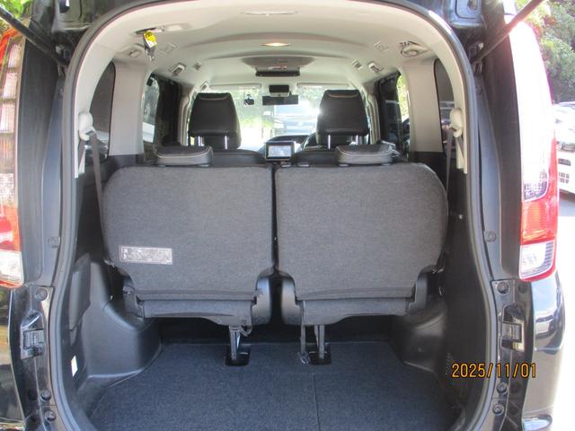 エスクァイア ハイブリッドＸｉ　純正９インチナビ　フリップダウンモニター　両側パワースライドドア　シートカバー　安全装備　プッシュスタート　シートヒーター　オートライト　ステアリングリモコン（9枚目）