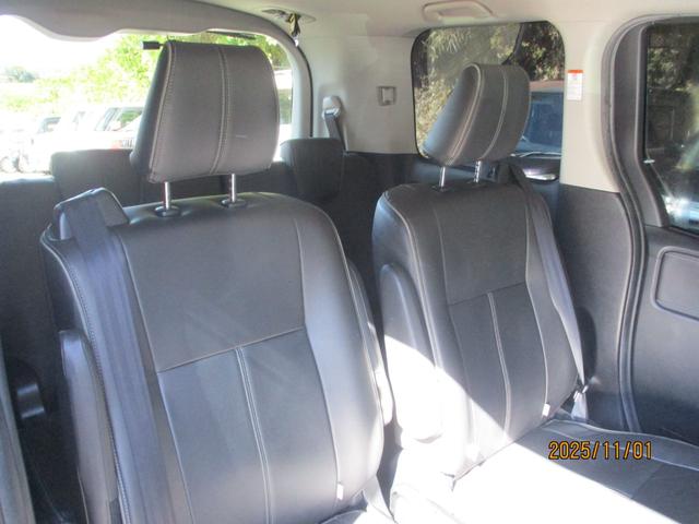 エスクァイア ハイブリッドＸｉ　純正９インチナビ　フリップダウンモニター　両側パワースライドドア　シートカバー　安全装備　プッシュスタート　シートヒーター　オートライト　ステアリングリモコン（10枚目）