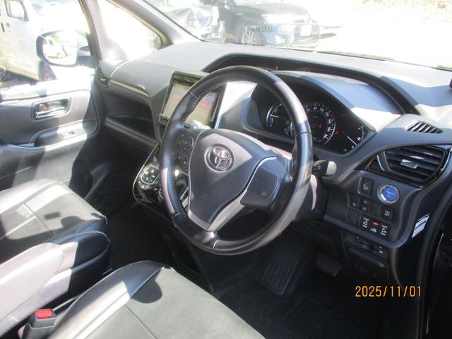 エスクァイア ハイブリッドＸｉ　純正９インチナビ　フリップダウンモニター　両側パワースライドドア　シートカバー　安全装備　プッシュスタート　シートヒーター　オートライト　ステアリングリモコン（11枚目）